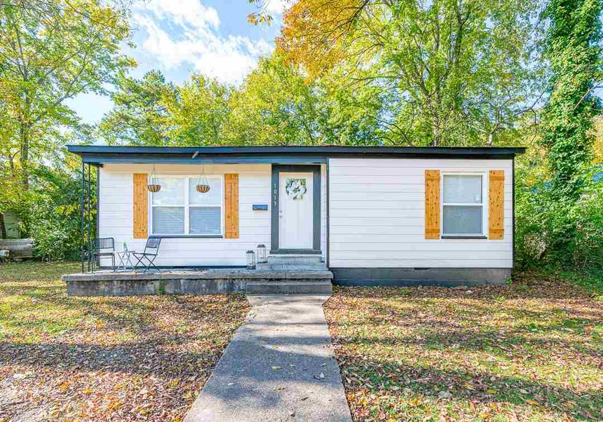 Welcome to your new home! This gorgeous cottage home has been completely renovated from top to bottom. Inside features original hardwoods, granite countertops, and an open floor plan with tons of natural light. This home is just walking distance from down town Conway! UCA, Hendrix or CBC student? This home is just a 2-3 minute drive from each school! Don't wait. This home won't last long!