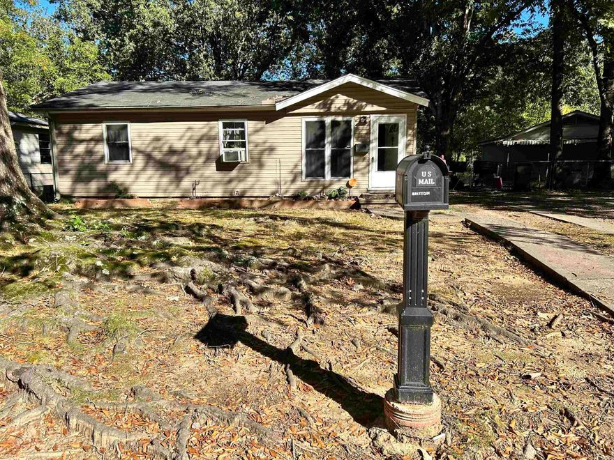 Welcome to your home! This warm and inviting 3 bedroom, 1 bathroom single family home is the perfect blend of comfort and opportunity. Whether you're a first time home buyer, an astute investor, or looking to downsize. The spacious backyard is perfect for summer barbecues, gardening, or simply enjoying a quiet evening.