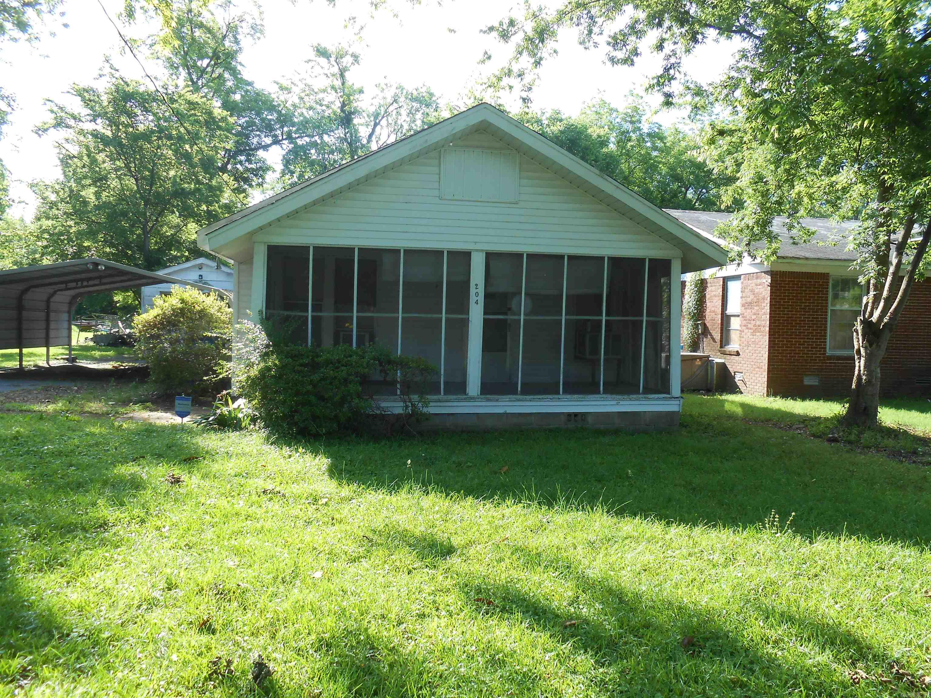 Great investor opportunity. Fixer-upper with 3 bed/1 bath, large dining room. Selling property as-is with no repairs.