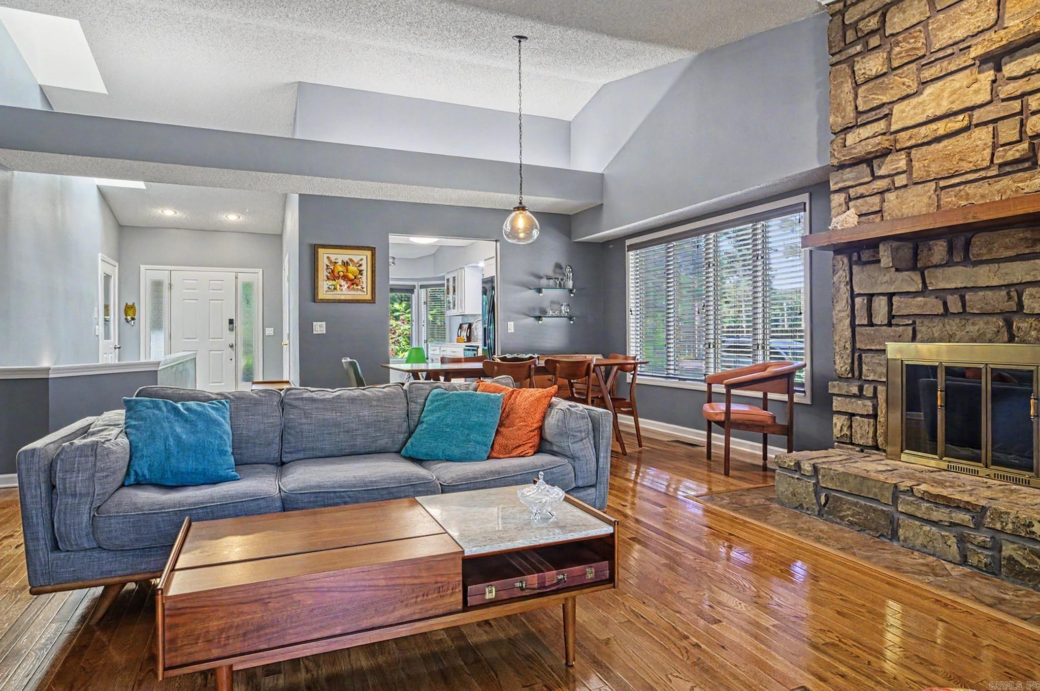VILLA ALEGRE COURTS - Residential