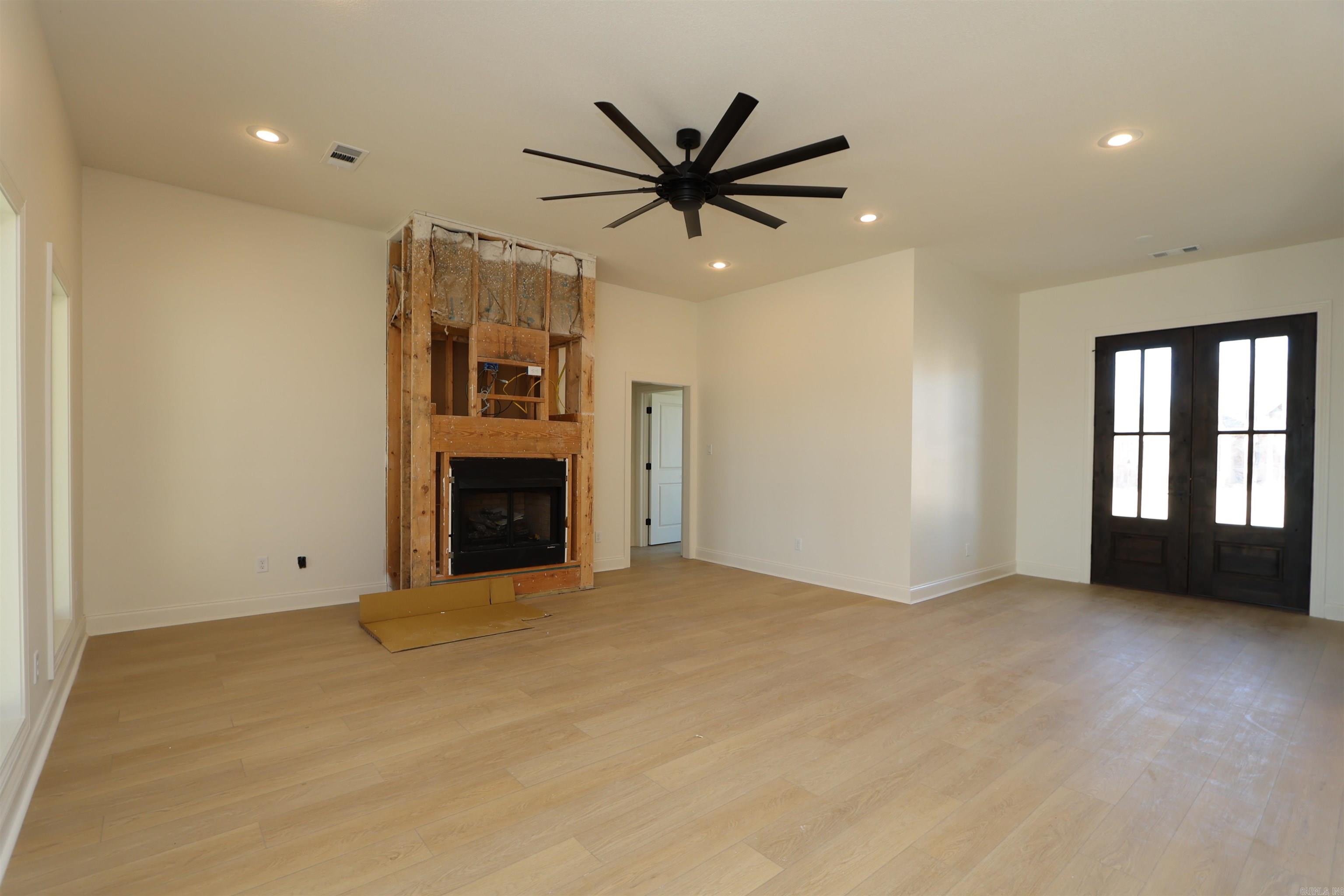 JAMESTOWN MANOR - Residential