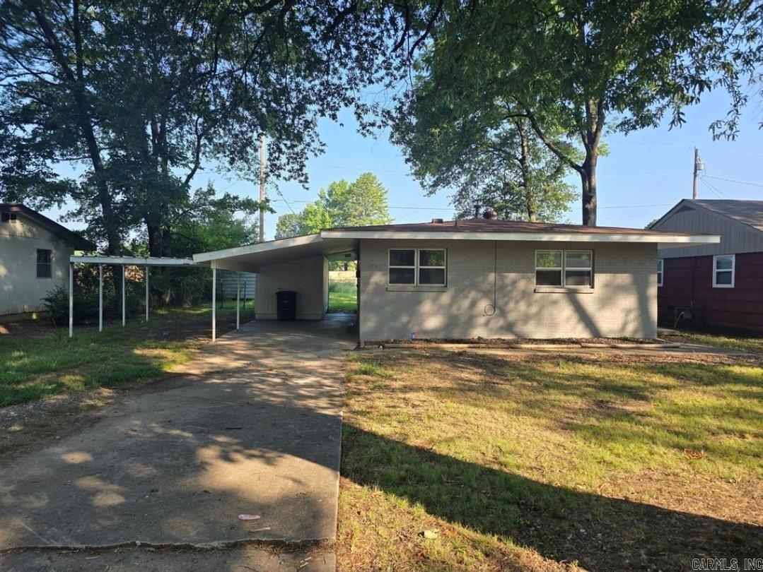 This q.uaint sized updated home is Adorable! This Adorable home is Tucked away on a quiet street in Jacksonville. Offers 3 bedrooms, 1 bathroom and a nice sized backyard. This home will be perfect for a small family or Roommates.