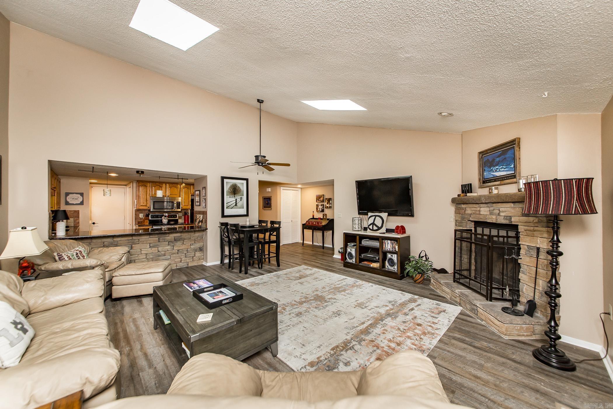 COUNTRY CLUB RIDGE TOWN - Residential