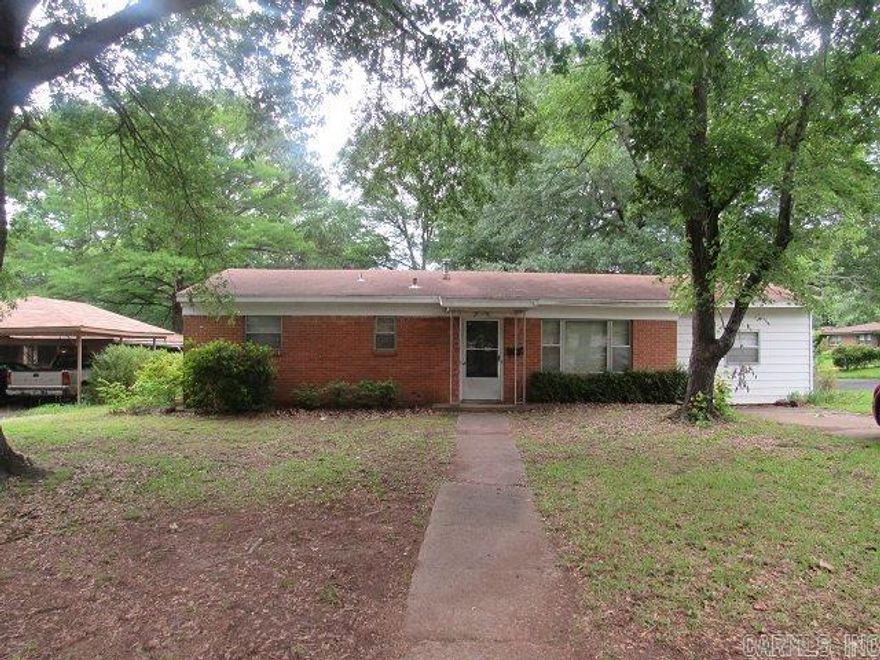 Jacksonville-SOLD AS IS Great fixer upper home, 3Bed rm, 1Bath home, sit on a Large Corner Lot, Fully Fence, Great room. All offers must be submitted by the buyer's agent using the online offer management system.  Access the system via the link below.  A technology fee will apply to the buyers agent upon consummation of sale.  http://reo.exceleras.com/?c=AV70