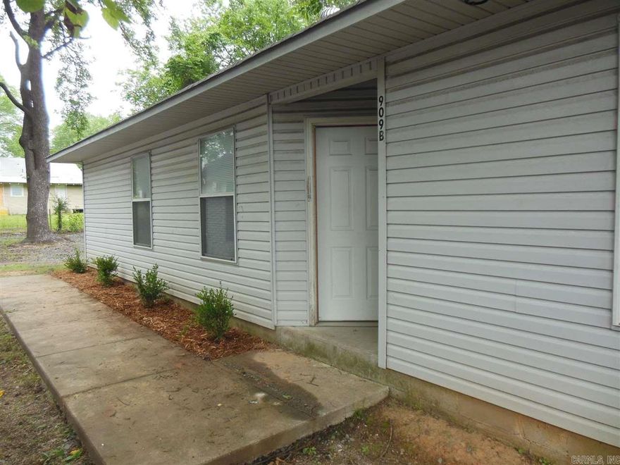 NEAR NLR VA CENTER! Nicely painted 3 bedroom duplex, 2 large baths, living & dining room, appliances furnished kitchen with nice cabinets & countertops, W/D connections, HVAC, ceiling fans, security system, super neighbors.Off street parking & lots of shopping within 3 blocks. CALL Marshall Peters & Associates TODAY! 501-414-8340