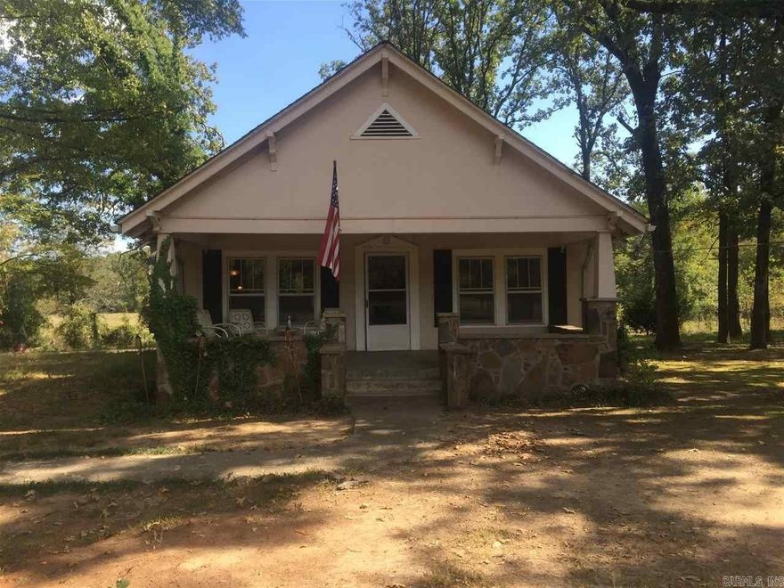 3/1 Bath home located in country setting. Front porch and enclosed back porch offers panoramic views of the property. Bonus room could be used as den or formal dining. $950/mo with $600 deposit. Pets Negotiable.
