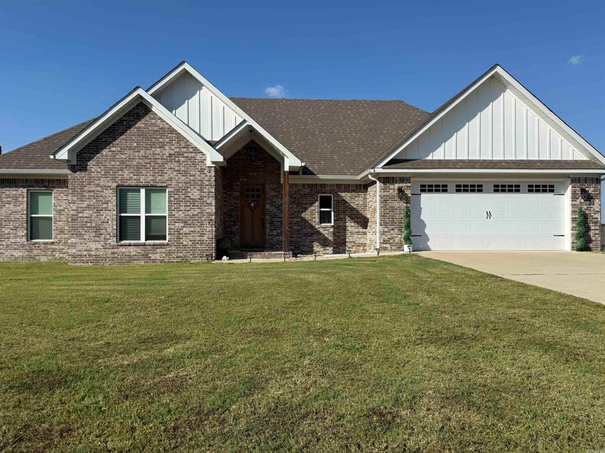 Wonderful 4 bedroom, 2 bath, split floor plan in the growing area of Hensley. Open floor plan with kitchen, den, and dining. Back porch opens to a large, fenced back yard. Lot is 0.99 acres. Master bedroom has tray ceiling, adjoining a large master bath with two vanities, walk in shower, and soaking tub. Kitchen has spacious pantry, coffee bar, and island for additional seating.