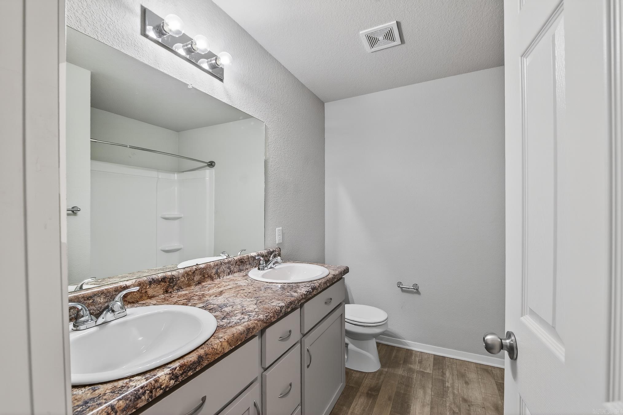 OAKLAND GROVE ESTATES - Residential Lease