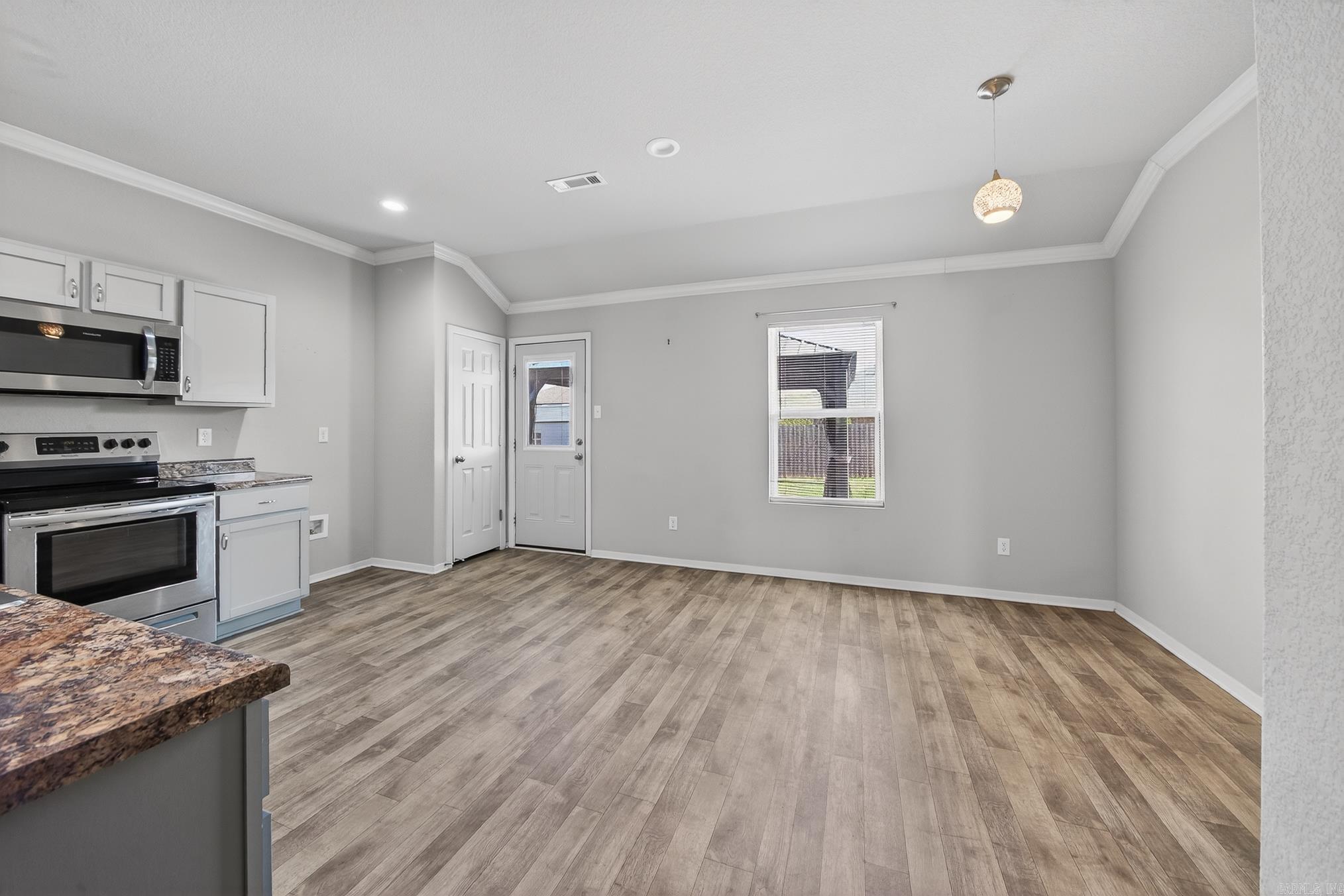 OAKLAND GROVE ESTATES - Residential Lease