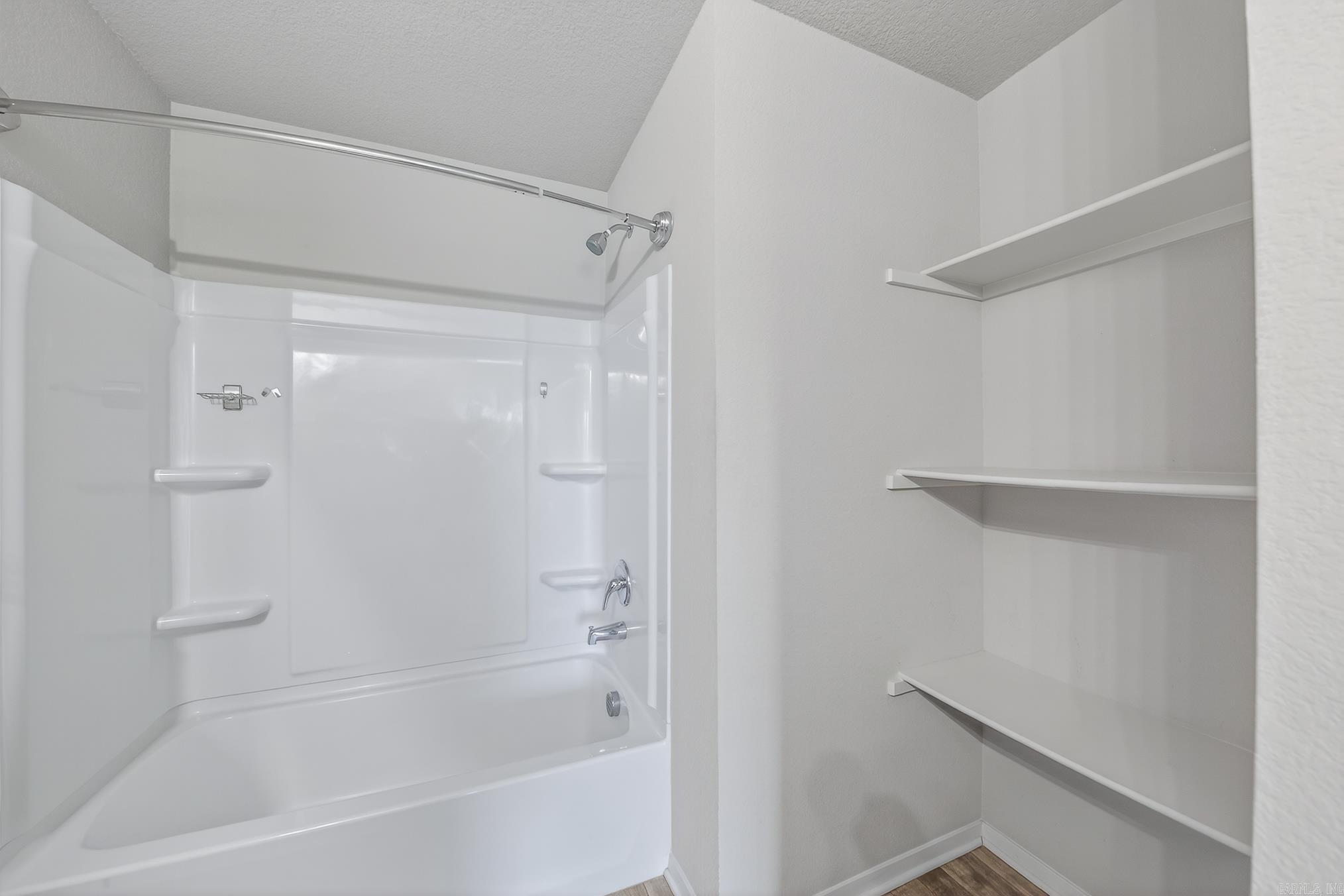 OAKLAND GROVE ESTATES - Residential Lease