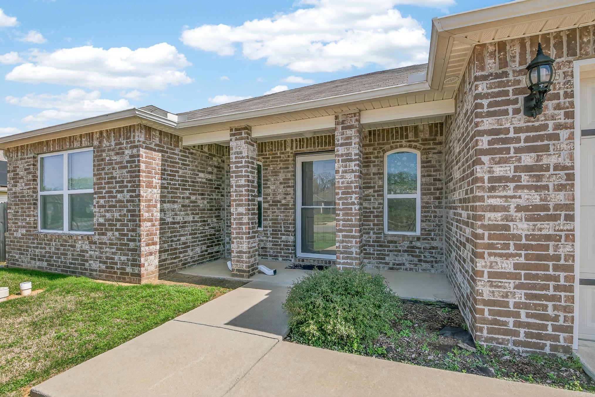 OAKLAND GROVE ESTATES - Residential Lease