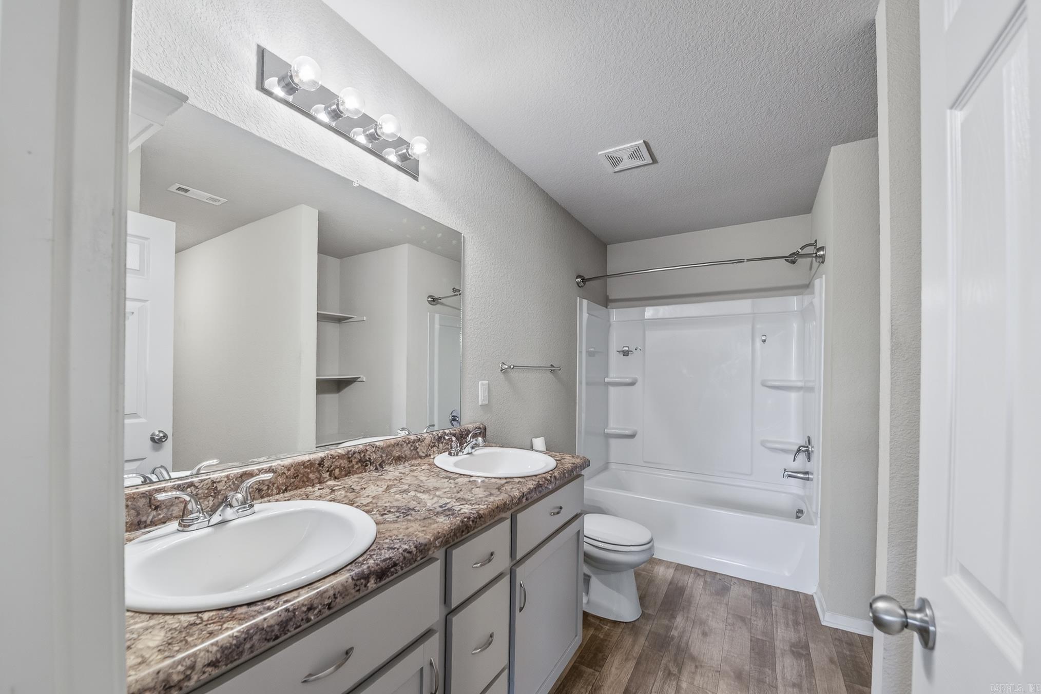 OAKLAND GROVE ESTATES - Residential Lease