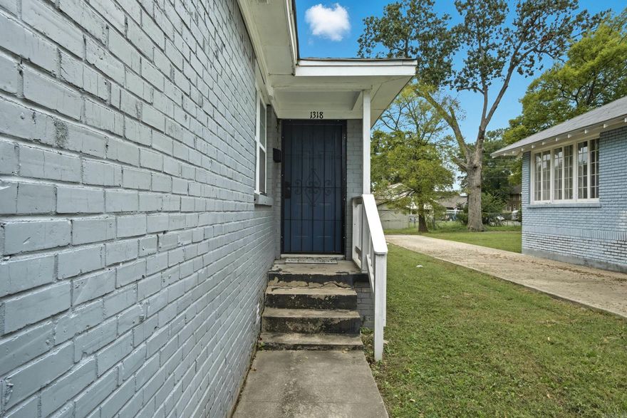 Looking for a place to rent that is close to everything Little Rock has to offer. Come take a look at 1320 S Summit St. today. This 2-bedroom, 1-bath duplex is located within walking distance to the Children's Hospital and is less than 5 minutes away from Downtown Little Rock. Call today to set up your private showing.