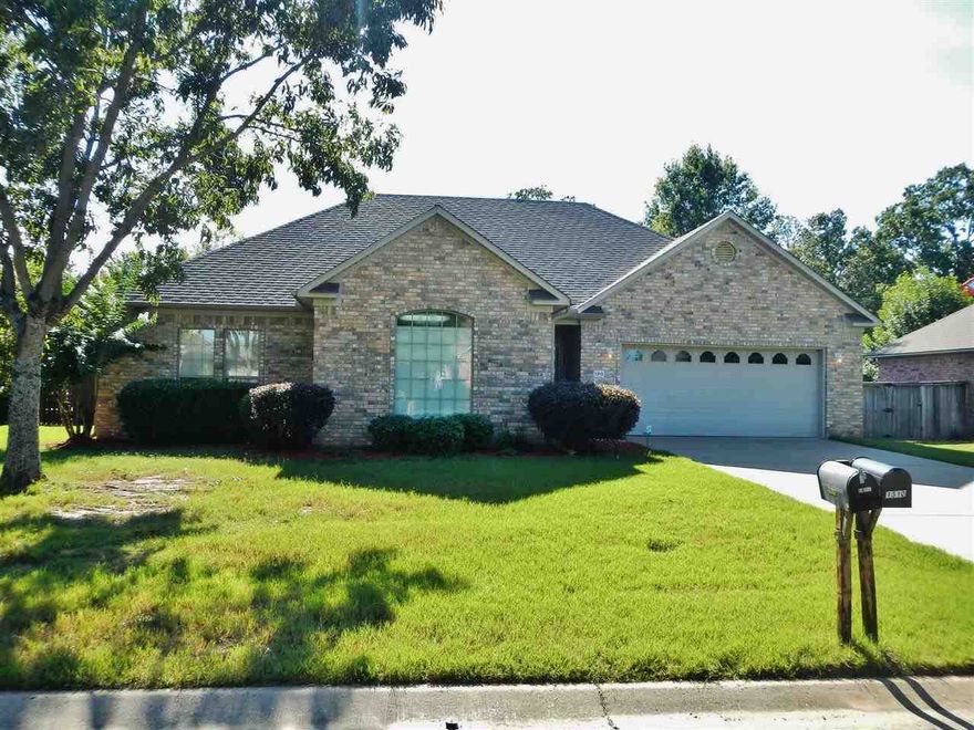 Beautiful home with split floor plan on level lot in a great subdivision.  Spacious rooms with crown molding throughout.  Large kitchen & dining area.  Perfect home for family gatherings or entertaining!  See agent remarks