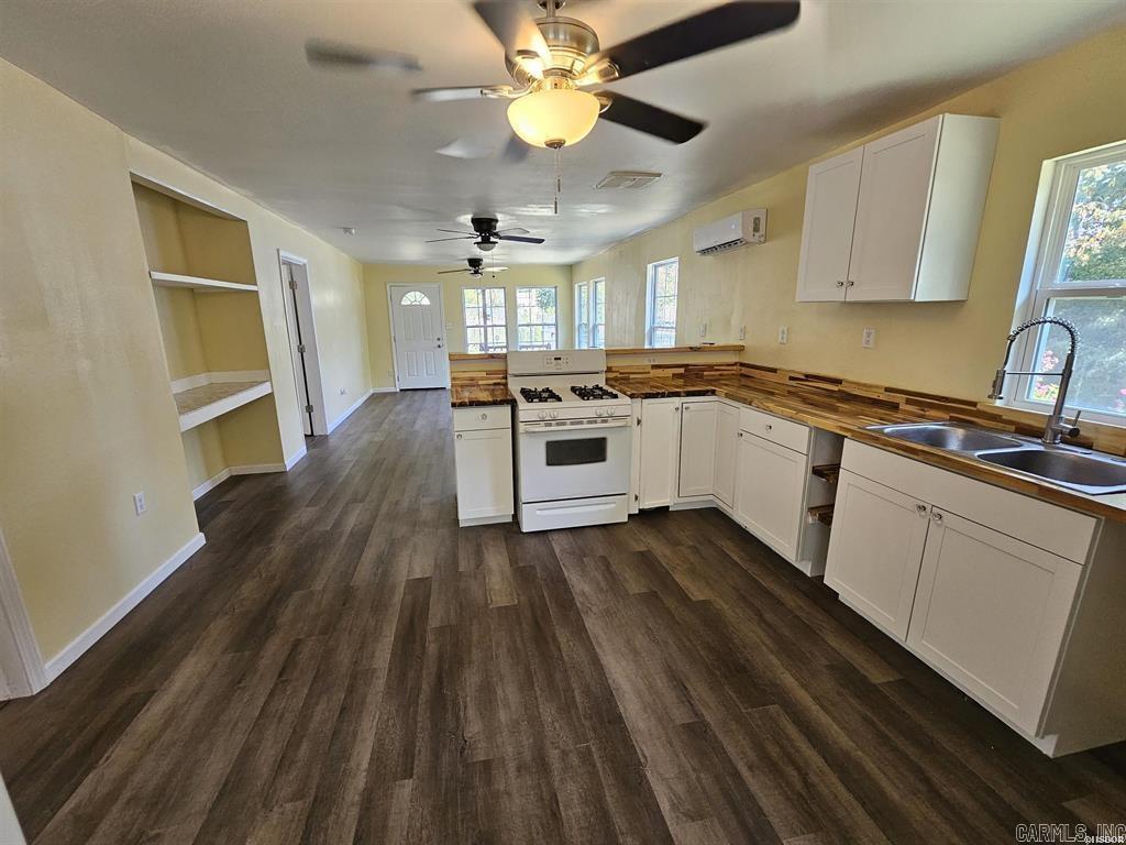 WOODLAND HILLS - Residential