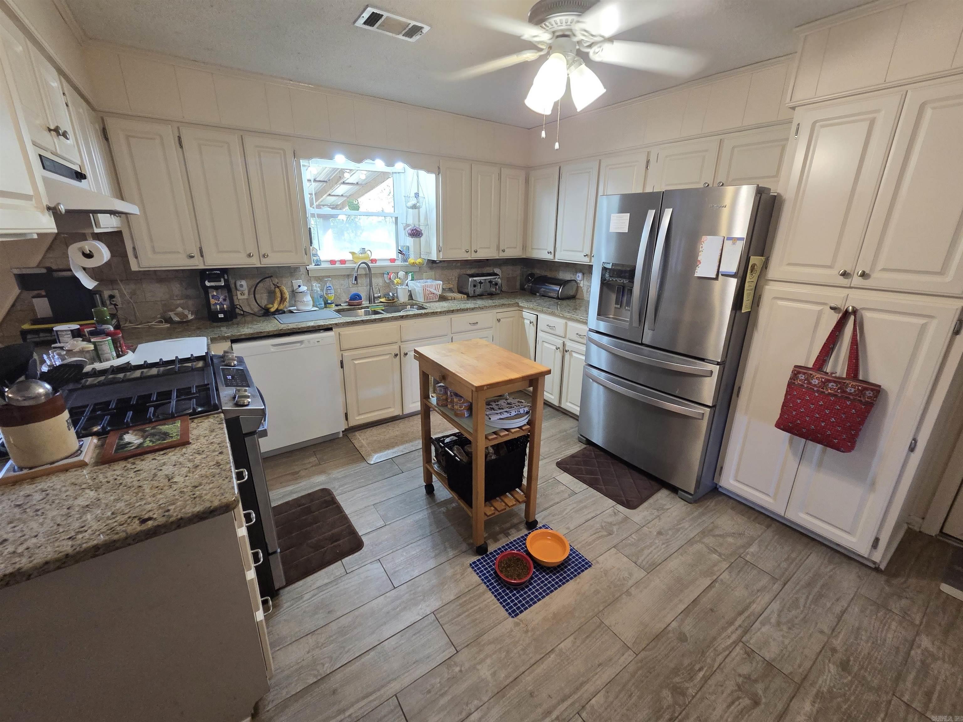 LEANING PINES - Residential