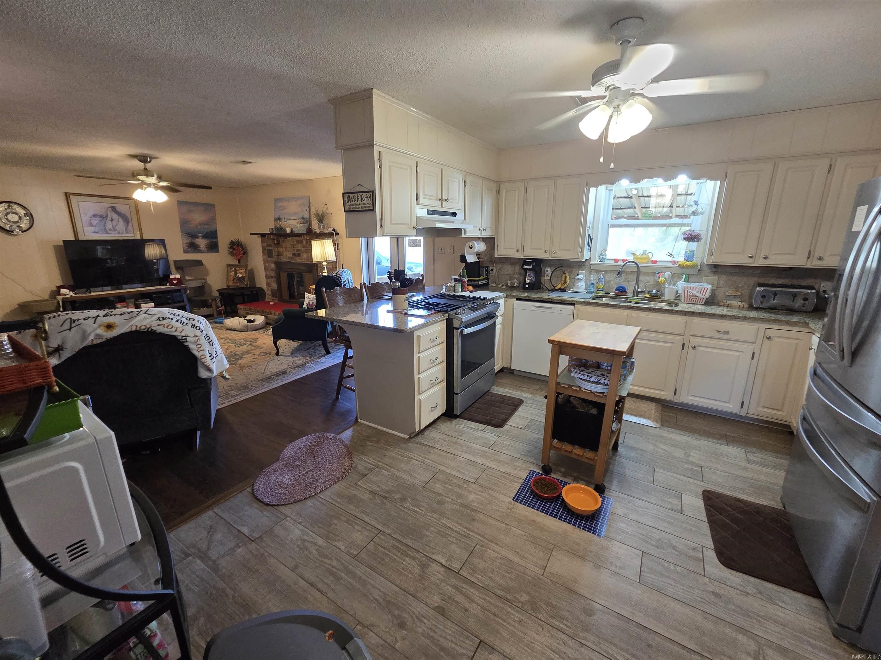 LEANING PINES - Residential