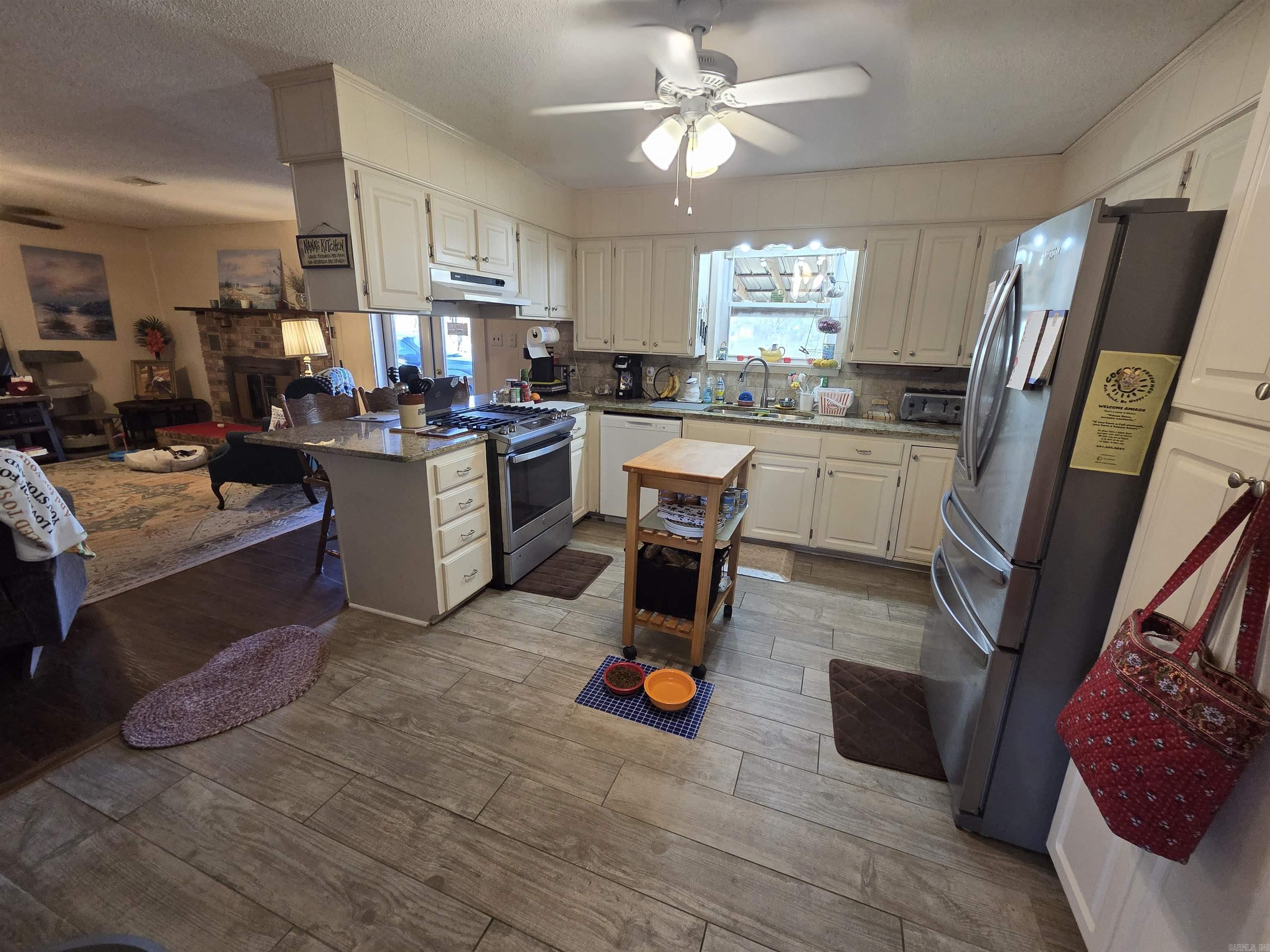 LEANING PINES - Residential