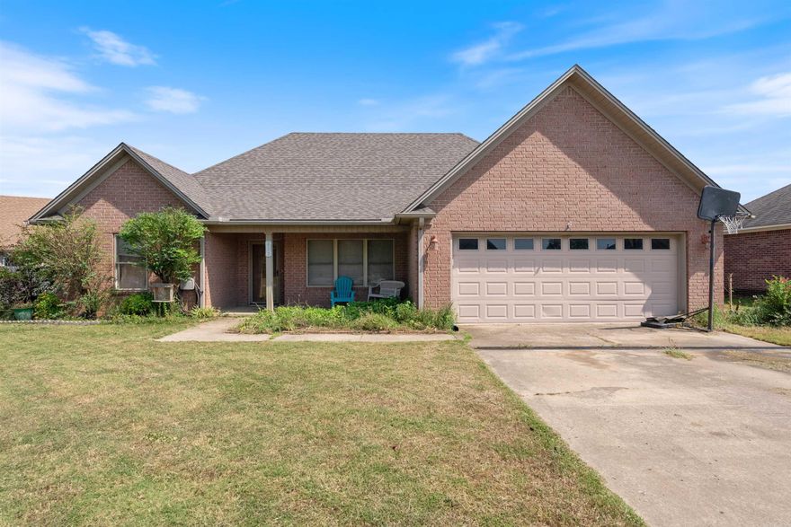 Welcome to this well built home in the desirable neighborhood Valley Elms of Searcy. Are you looking for a home that will allow you to put your own personal touch? Bring your creative designs, sweat equity, and DIY ideas to life. This home is priced to allow you to make modifications and your custom improvements. Located on a corner lot, fully fenced backyard & a new roof. Above ground pool will be removed.