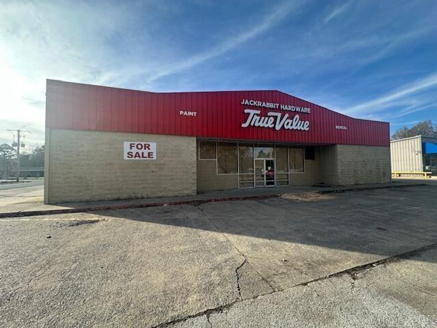 With over 7,000 sq. ft. this commercial building provides endless possibilities to bring your business vision to life. Located in a high traffic area with excellent visibility.   ****THERE IS NO POWER****