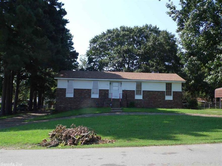 Apply online at c21prjxrentals.com 3 bedroom 3 bath home. Beds & 2 baths upstairs, 1 full bath downstairs with laundry room. Eat in kitchen & dining area. Spacious home with circle driveway & garage parking. No pets allowed.