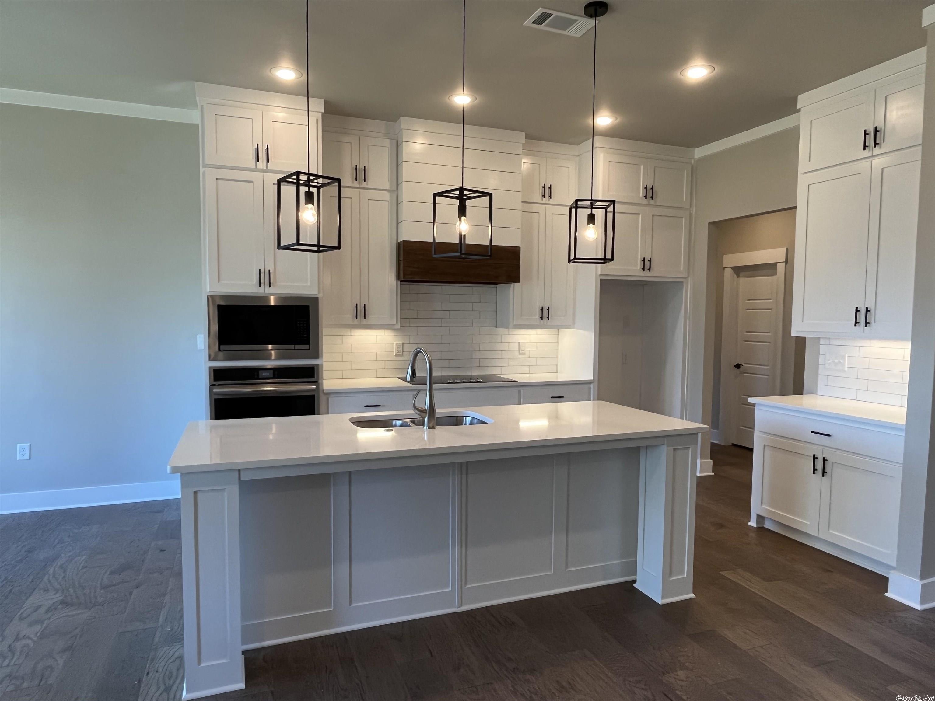 THE WOODS OF HURRICANE LAKE ESTA - Residential