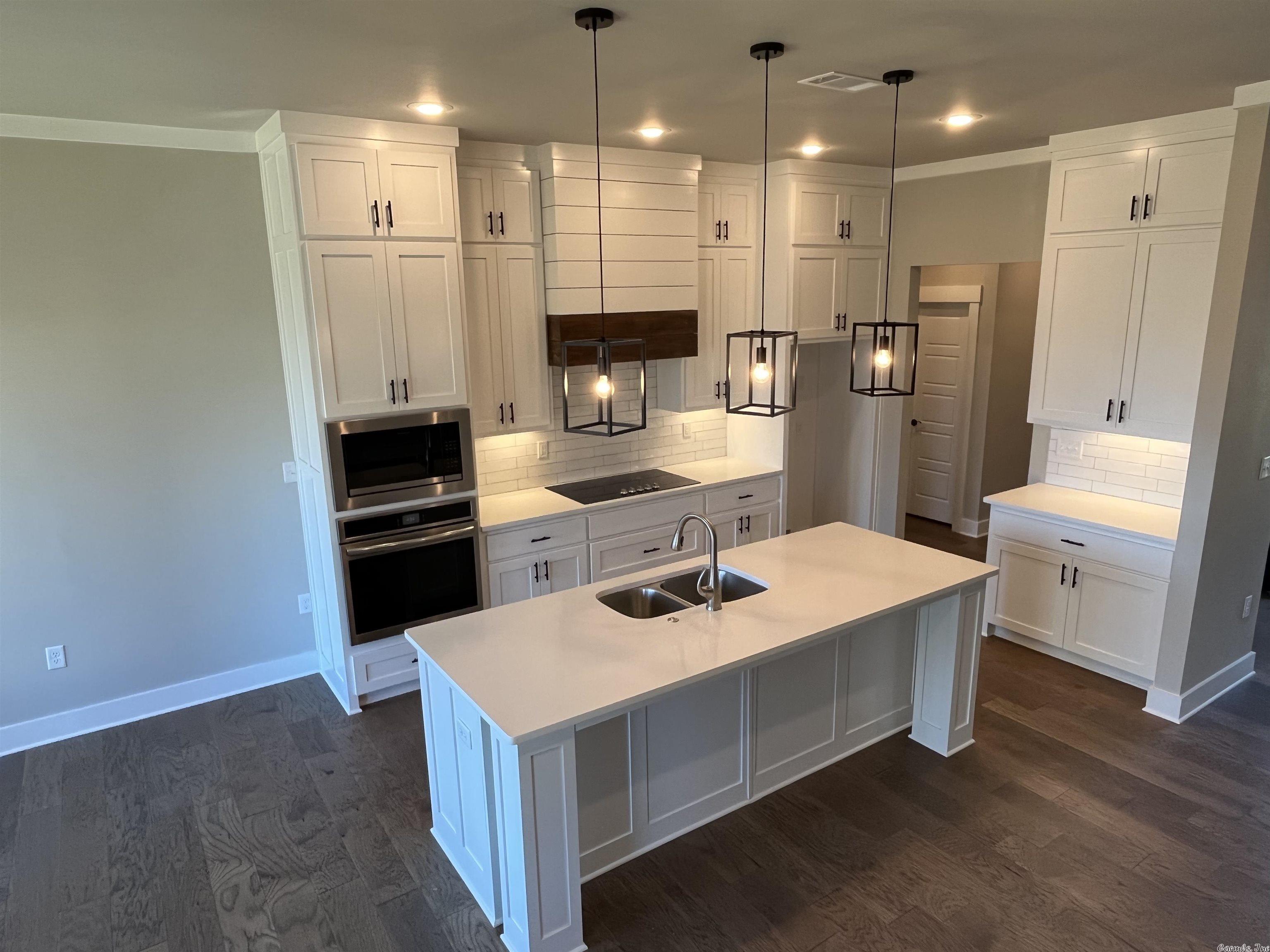 THE WOODS OF HURRICANE LAKE ESTA - Residential