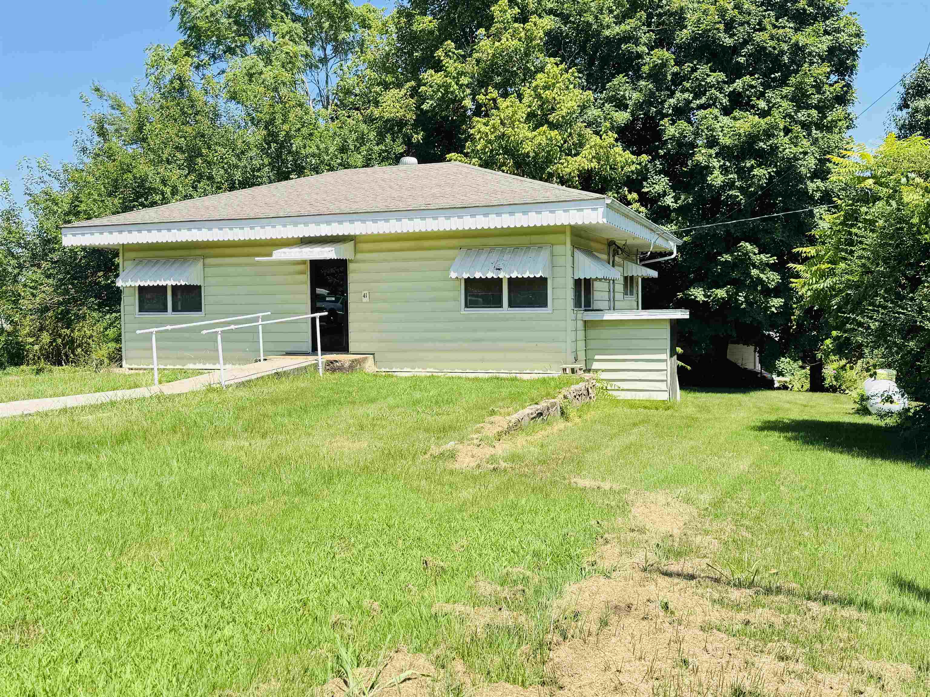 Main image without alt text