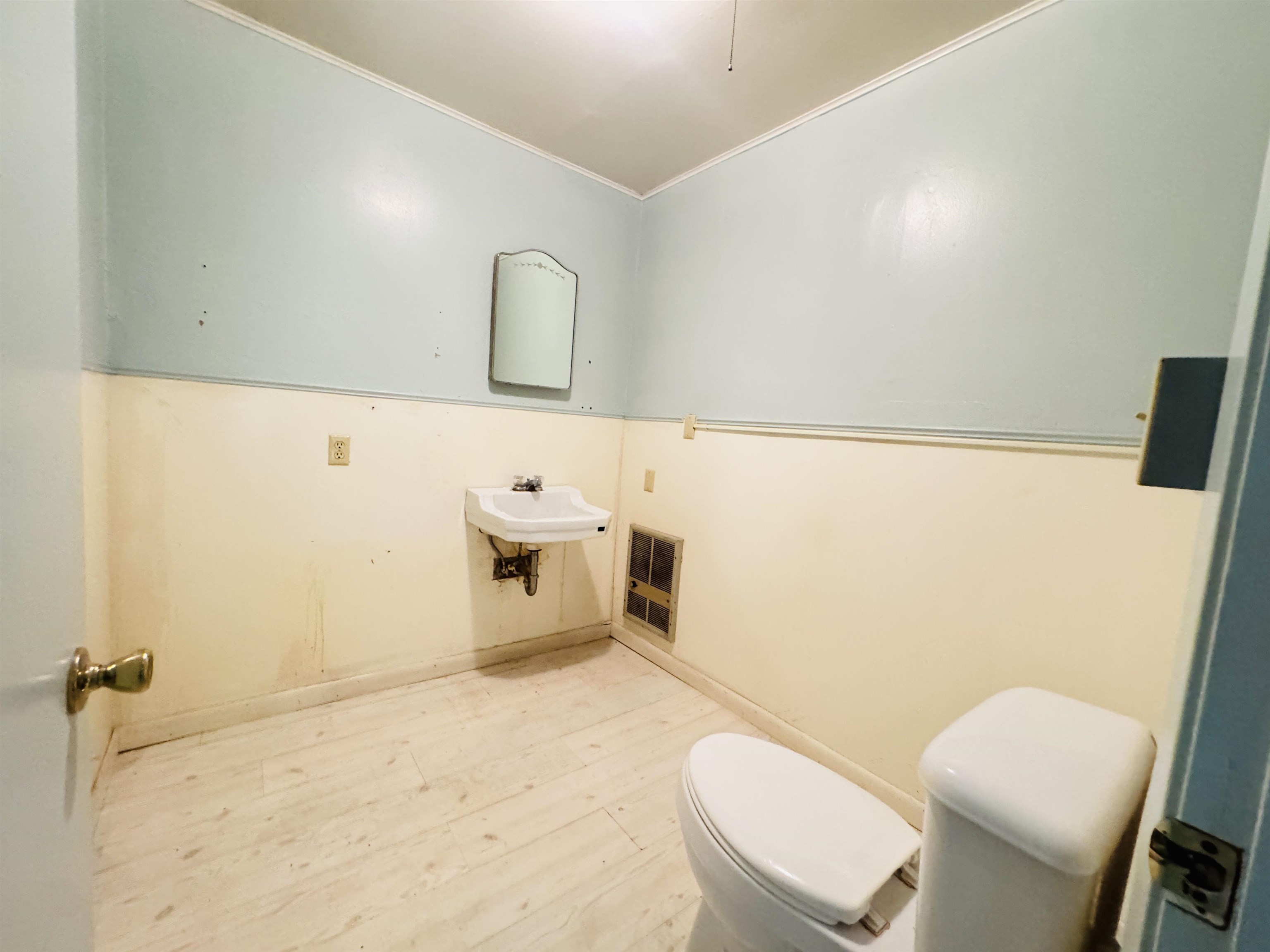 Main image without alt text