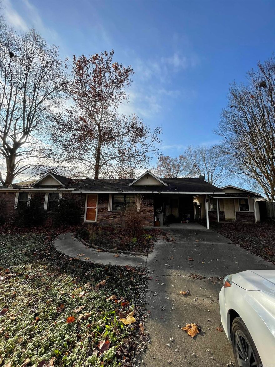 Home in need of extensive repair. Mother in law suite included. Survey recommended or exact acreage available for conveyance.