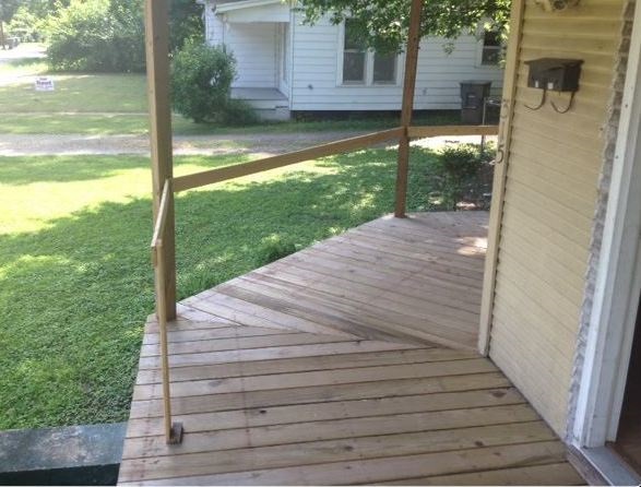 Main image without alt text