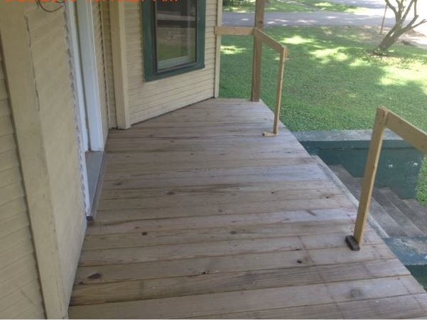 Main image without alt text