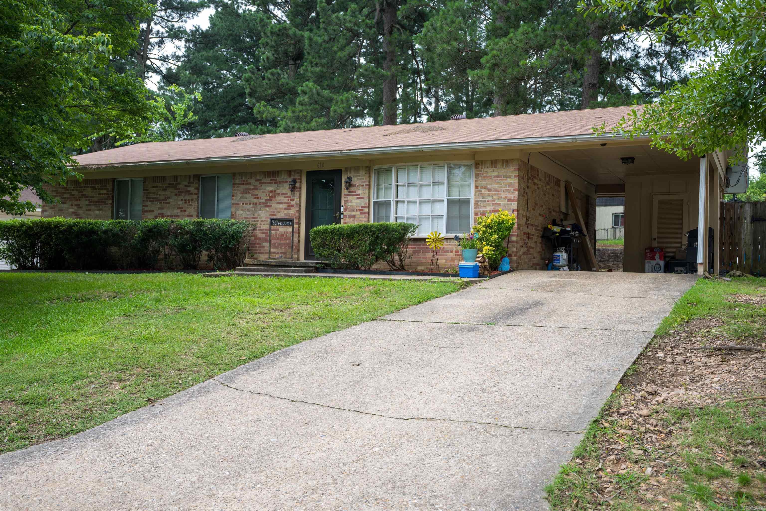 Beautiful 4 bed 1.5 bath, great neighborhood, nice fenced in backyard! Check it out today!