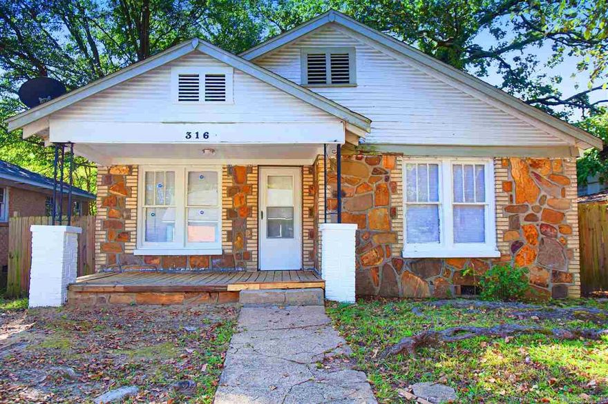 Cute little 2bd/1ba home in North Little Rock. Newly renovated through out , new flooring and paint ! Ceiling fans , new kitchen . Small back yard deck ! This house is close to all North Little Rock amenities . Close to Argenta neighborhood and also Simmons Arena ! Come check it out !  Move in ready !