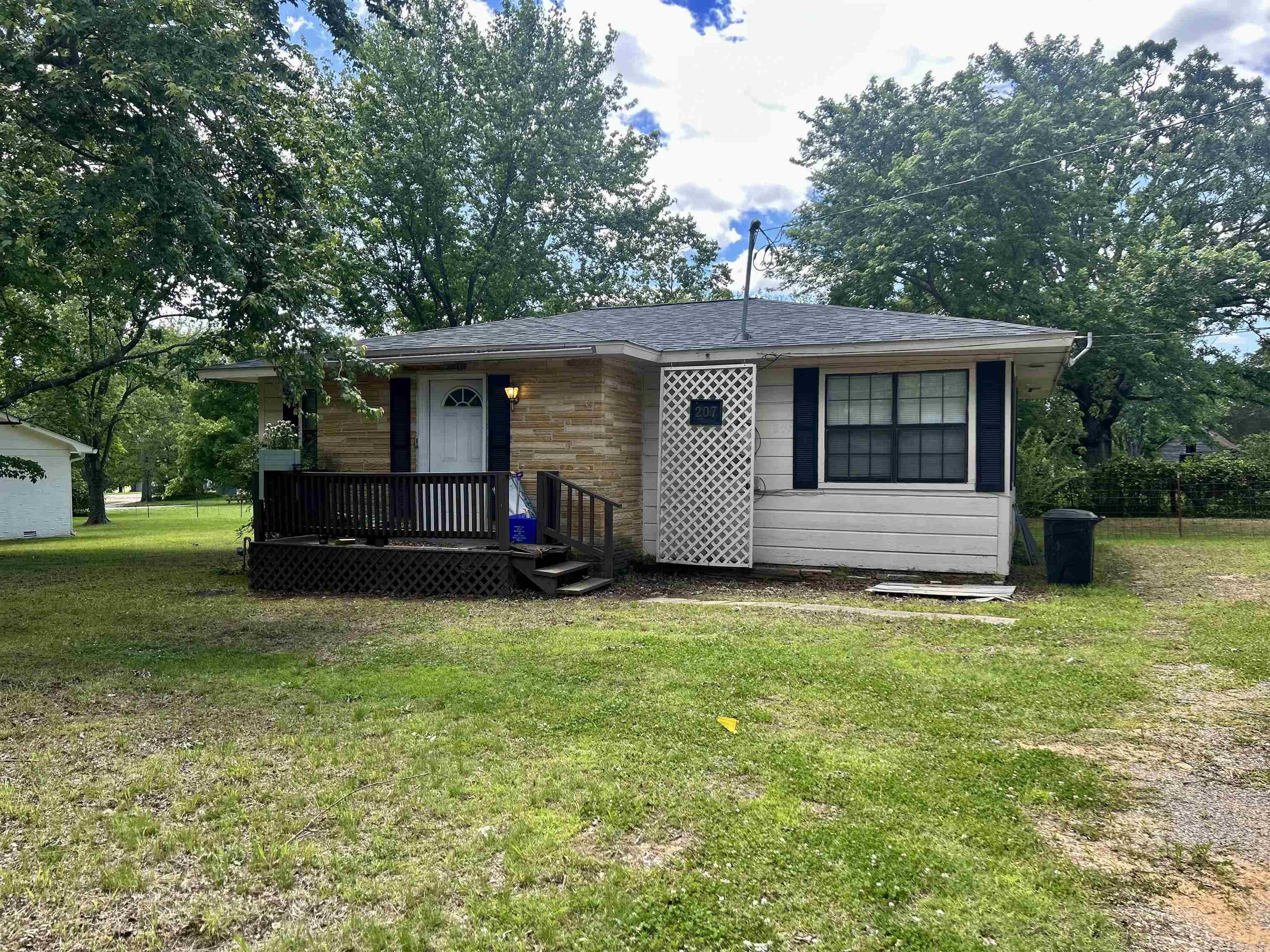 207 S Vine is a 992 sf, 2 bed, 1 bath home sitting on the West edge of Mountain View, AR. The home has been a rental up until April of this past year, bringing in $750/month in its current condition. Though structurally sound, this home does likely need some updating and is being sold as is. It would be a great addition to anyones portfolio as a rental or as an air bnb!