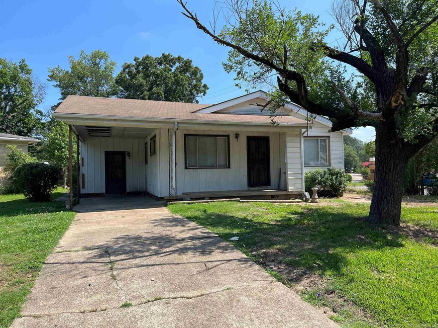 This 3BR, 1 BA home is situated in a quiet, neighborhood in a cul-de-sac, just minutes away from, shopping centers, parks, and recreational facilities. With easy access to major highways, you'll enjoy a stress-free commute to downtown Little Rock and surrounding areas. Home offers a laundry area and an additional room to be converted at your will.