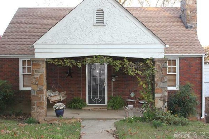 2BR/1.5BA home available for rent in Little Rock. This home has lot of character, a nice back deck and is located in the great Capital View neighborhood. Very cute home!