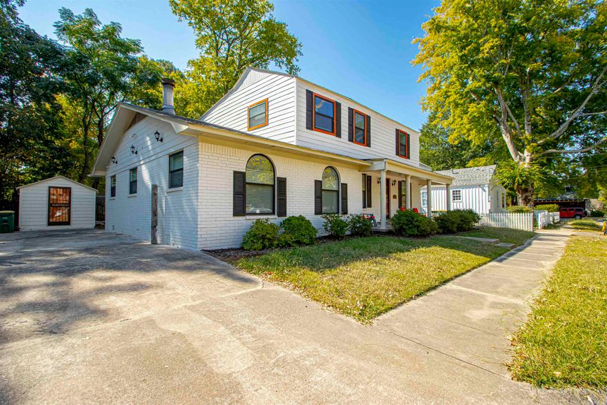 Downtown Jewel!  Totally updated and remodeled! Spacious enough for your family and minutes from downtown Little Rock. Completely furnished!!! This is a must see!  (Agents see remarks)
