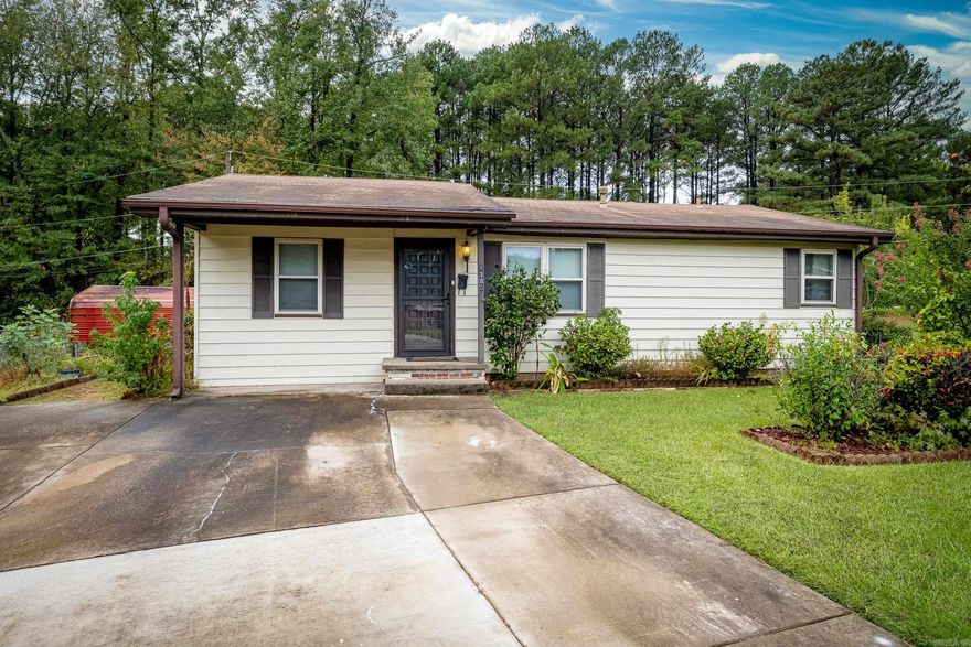 Main Exit in Jacksonville. In a cul-de-sac. Near main gate to Air Force Base! Three storage shops!