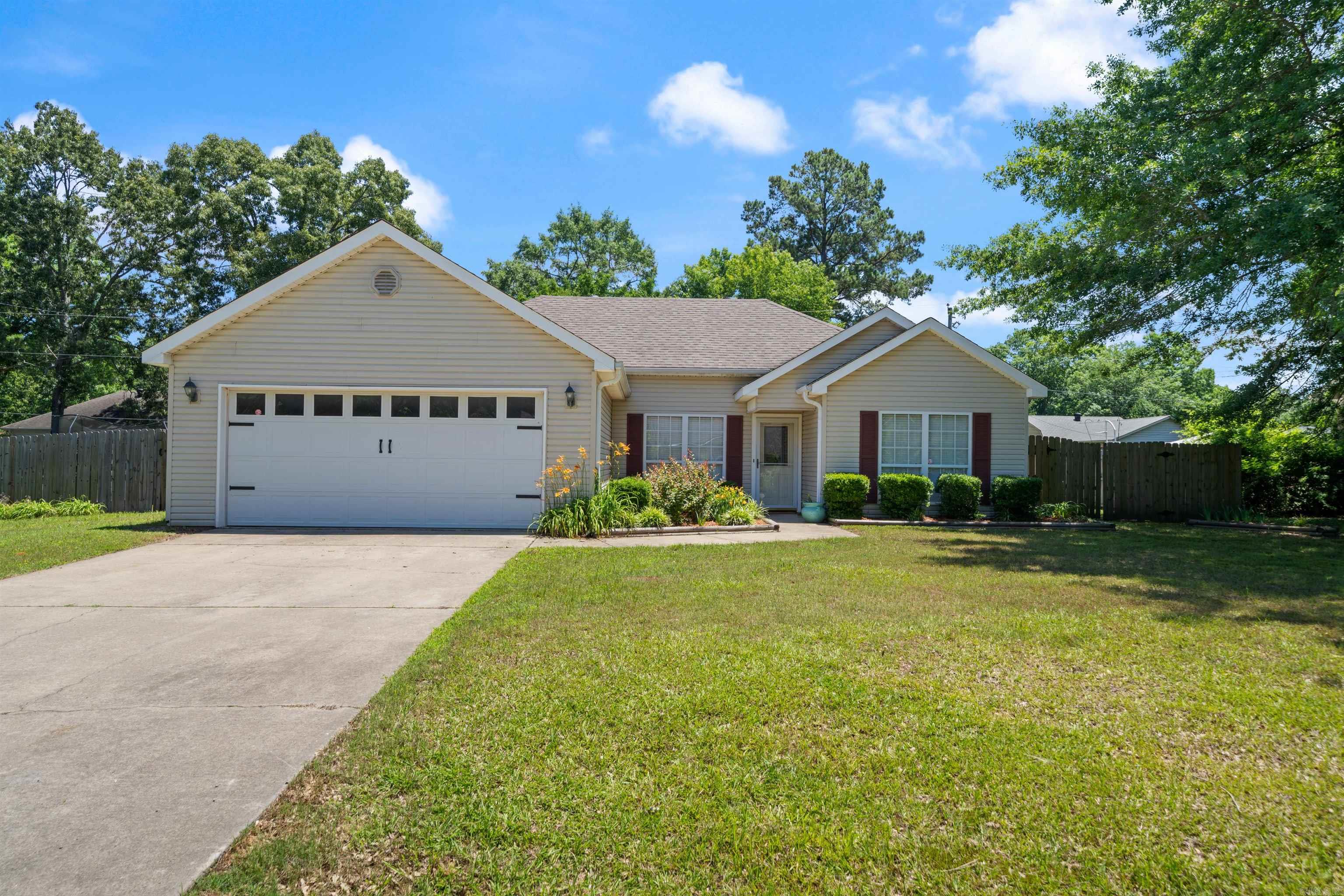 *Beautiful Well Maintained Home* 2 Car Garage, 3 Bedroom, 2 Bath. Spacious Backyard with Deck and a fence, plenty of room to entertain. Sheridan School District and only 15 mins to Little Rock. Call today to See it! Wont Last Long!
