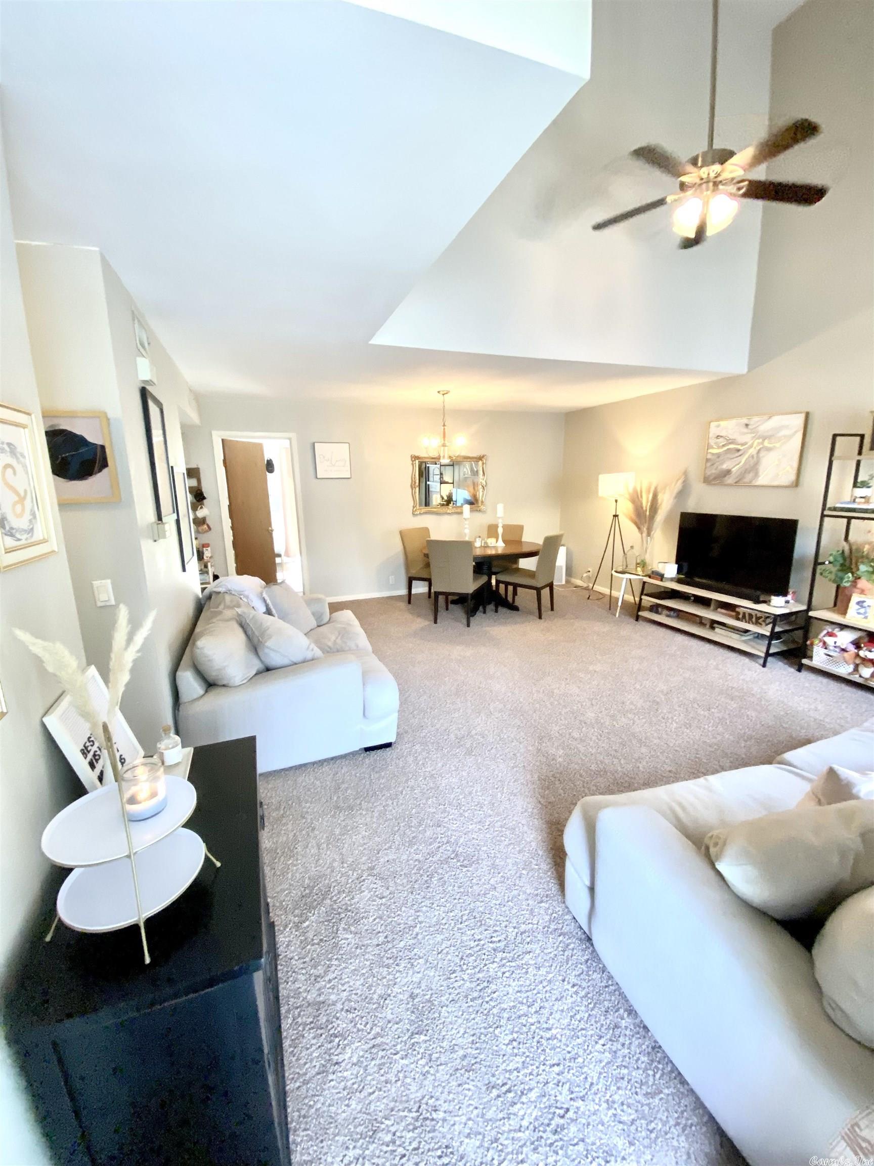 VALENCIA COURTS - Residential