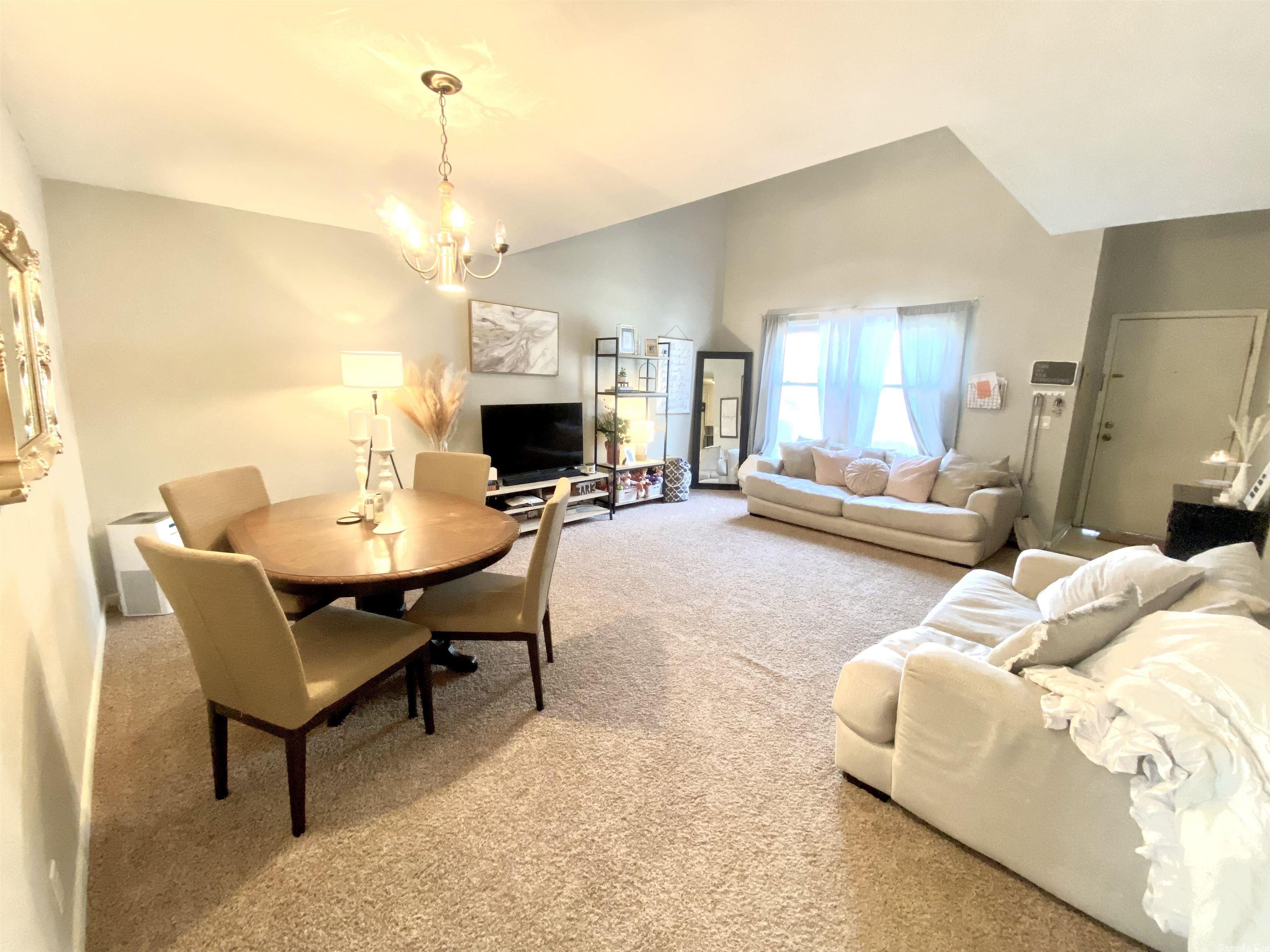 VALENCIA COURTS - Residential