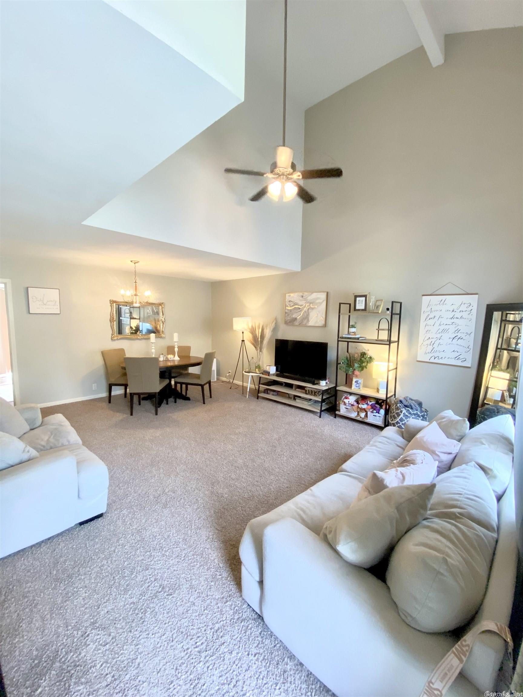 VALENCIA COURTS - Residential