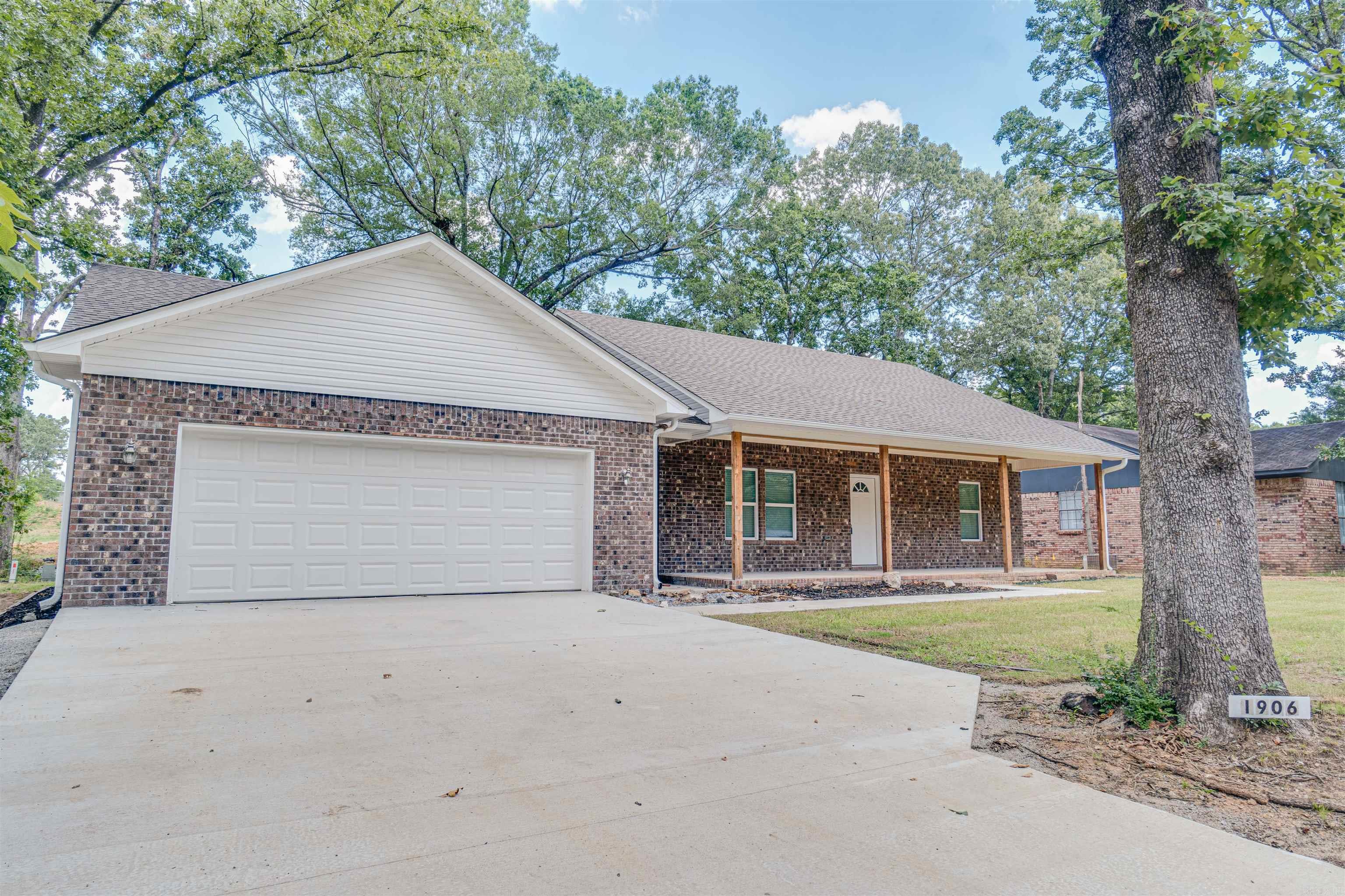 Beautiful home open plan 3 large bedrooms plus 3 baths. designer vinyl wood look floors through out home. Granite cabinet tops! Priced to sell don't miss this one! Fenced back yard. Blinds throughout home. Complete with washer, dryer, refrigerator, and home warranty.