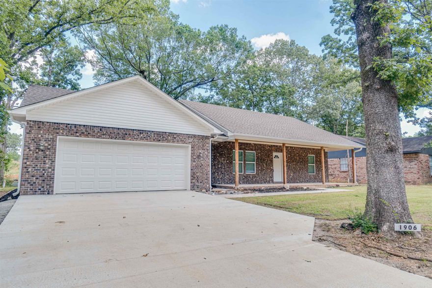 Beautiful home open plan 3 large bedrooms  plus 3 baths. designer vinyl wood look floors through out home. Granite cabinet tops! Priced to sell don't miss this one! Fenced back yard. Blinds throughout home. Complete with washer, dryer, refrigerator, and home warranty. 100% financing available to qualified buyer.