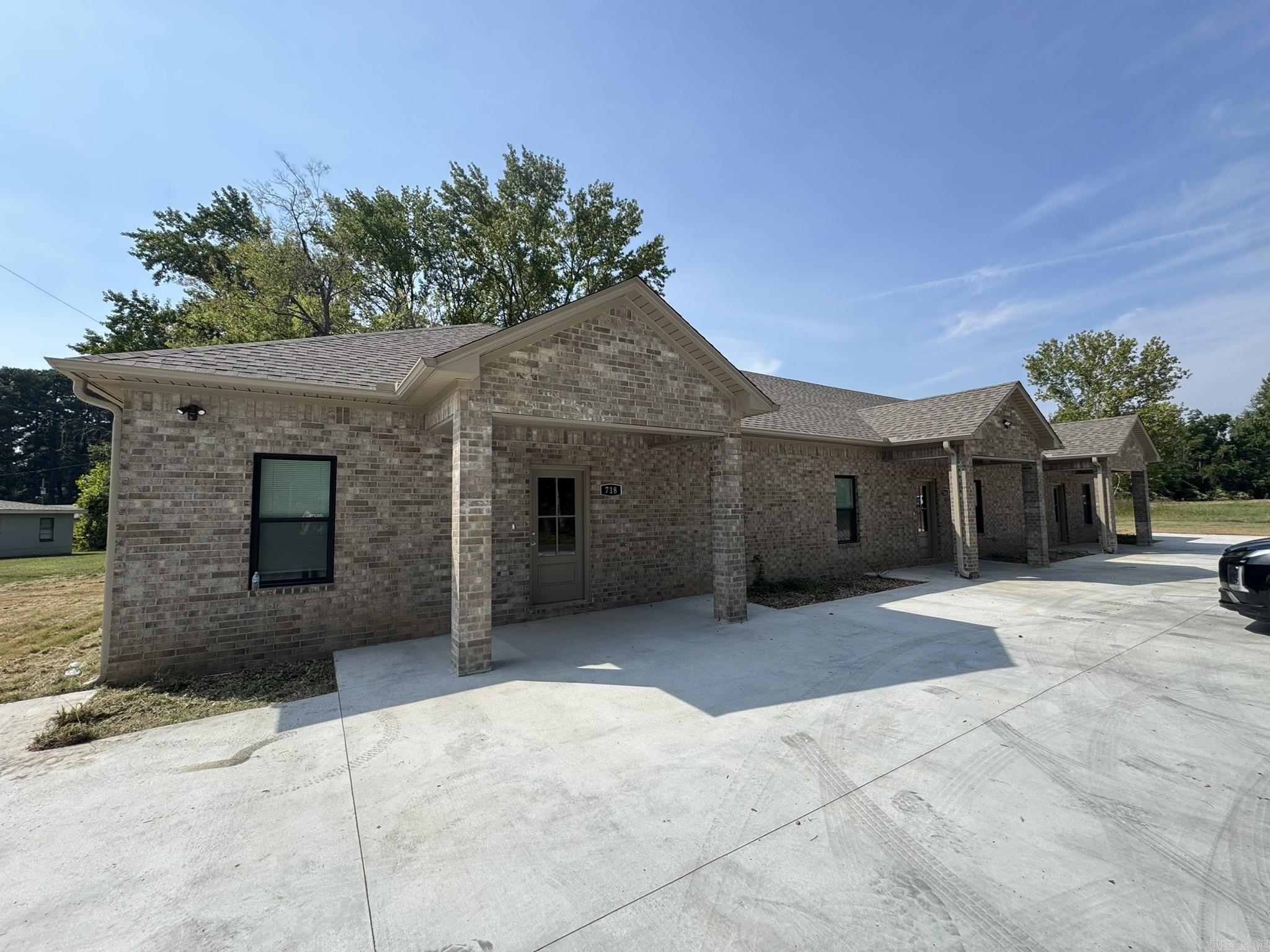 For Rent ā Jacksonville, AR $1,250 / month | 2 Bed Ā· 2 Bath Ā· 1,028 sq ft Welcome to your new home! This modern 2 bedroom, 2 bathroom unit offers comfort, convenience, and style just 12 minutes from Little Rock Air Force Base. Property Features: Open-concept kitchen with granite countertops and plenty of cabinet space Luxury vinyl flooring with neutral finishes throughout 2 bedrooms and 2 bathrooms, including a master suite with a walk in shower Lawn care included. Rental Details: Rent: $1,250/month Security Deposit: $1,250 Tenant responsible for water & electric No pets allowed Military Special Available ā Ask for details! TAKE A VIRTUAL TOUR HERE: https://my.matterport.com/show/?m=vvJFTSryEi7 Donāt miss out ā schedule your showing today! Elizabeth - Back Porch Realty 501-251-3065 501-600-SOLD