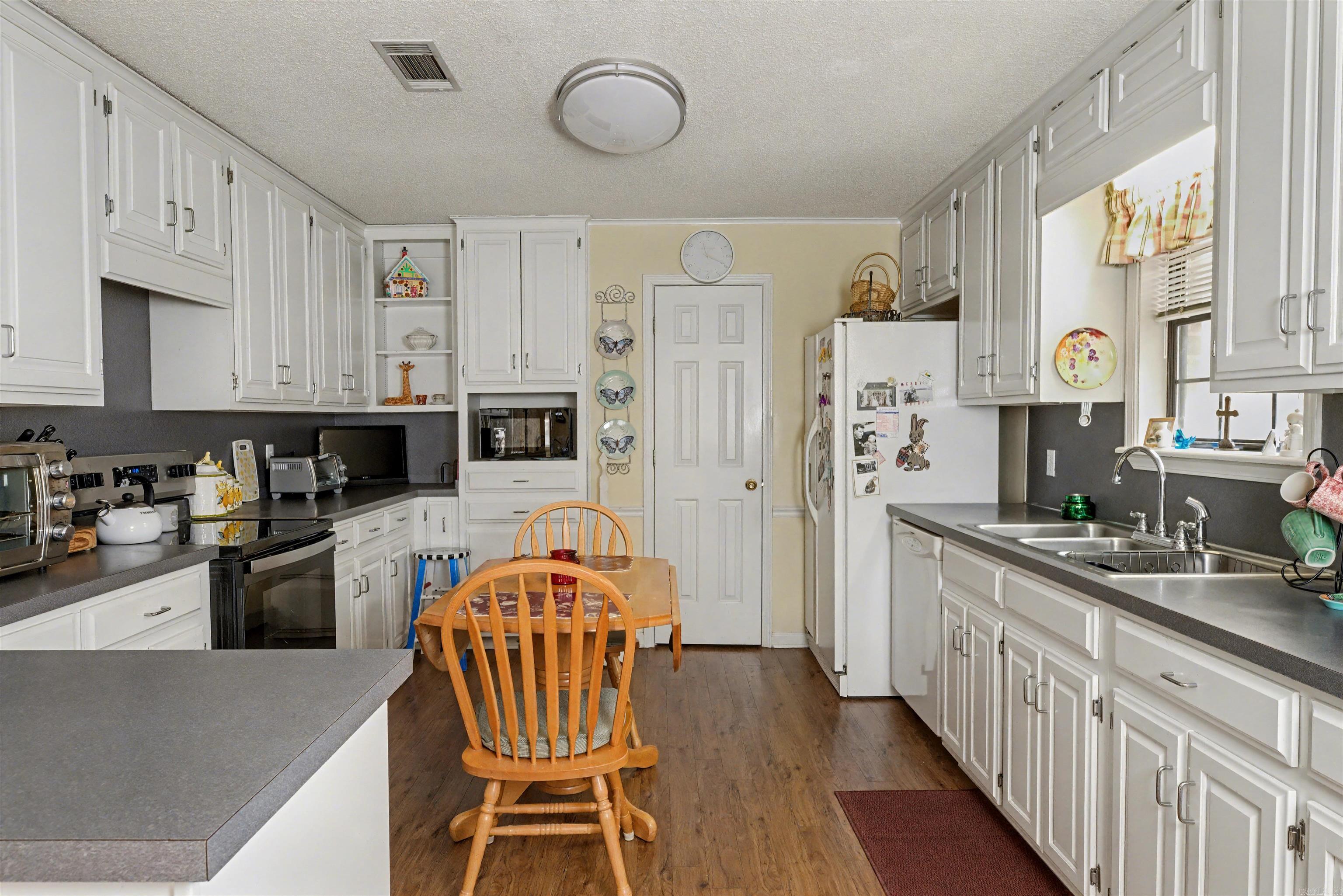 COUNTRY VILLAGE ESTATES - Residential