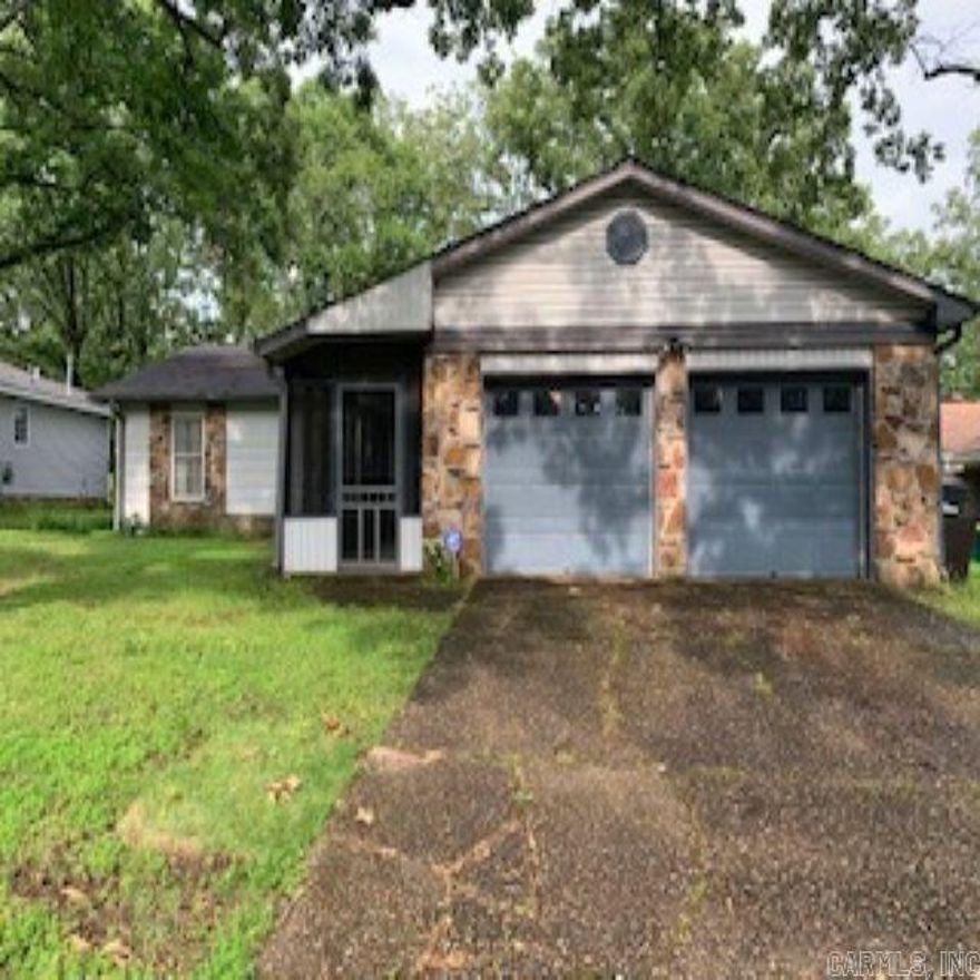 Newly listed home in a peaceful neighborhood with easy access to JFK and Kiehl Ave. It has a spacious, fenced-in backyard and a front patio with netting to keep bugs out. Only small pets allowed in the home.