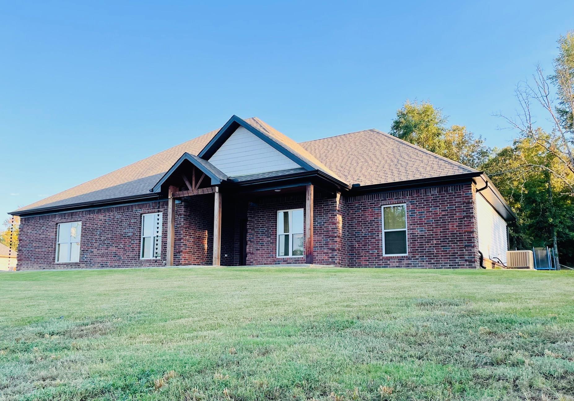 1 acre lot with 4bd / 2ba home in near-new condition features a beautiful open floor plan, separate dining room, large master suite, master bath and huge closet. Tons of storage and granite countertops throughout. Fabulous back porch overlooking a huge private backyard.