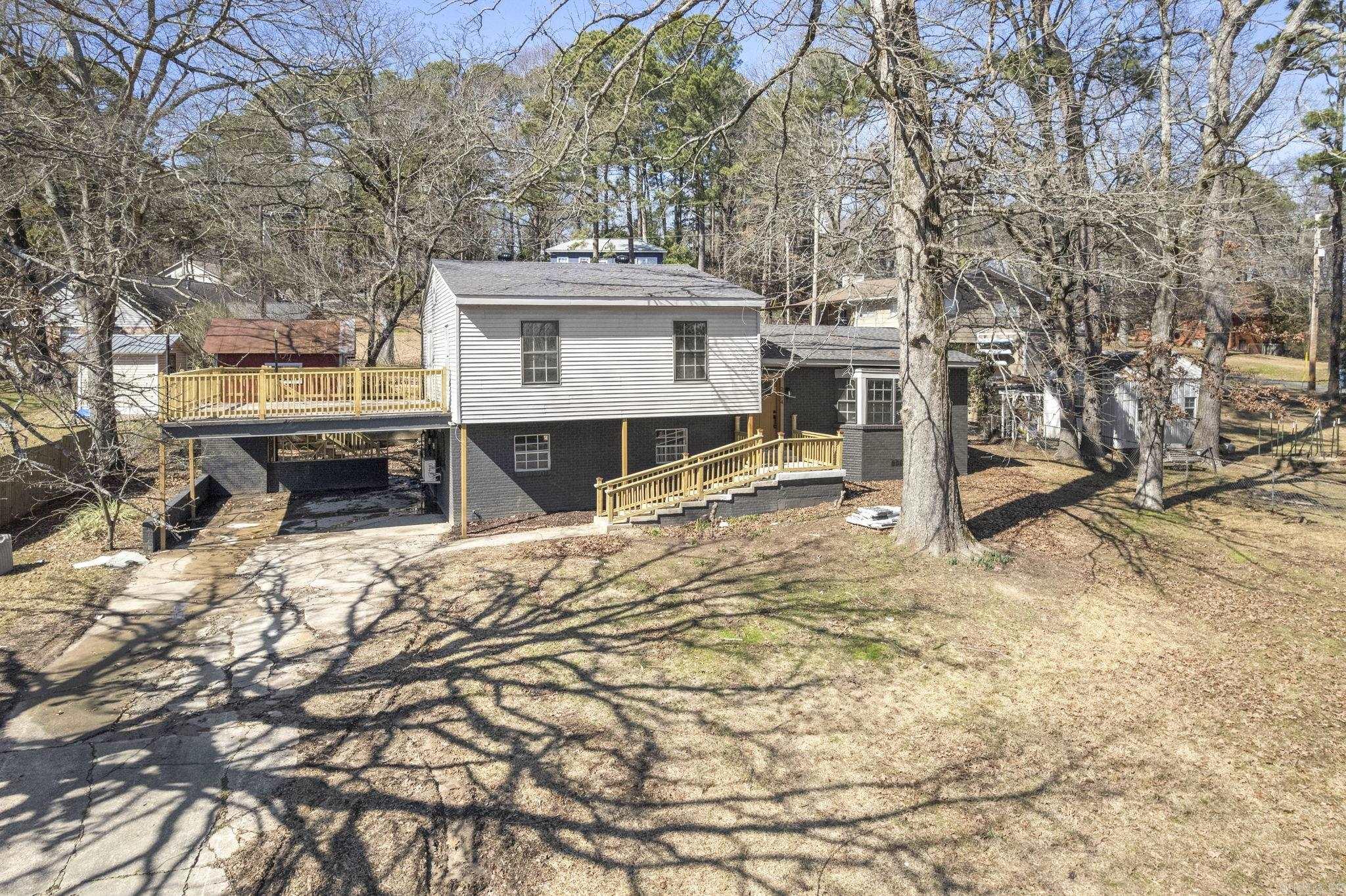 BEAUTIFUL LAKEVIEW - Residential